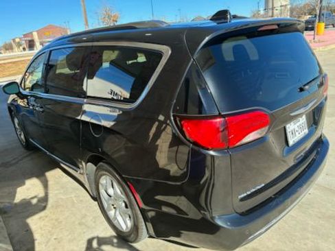 Used 2019 Chrysler Pacifica Limited image 6