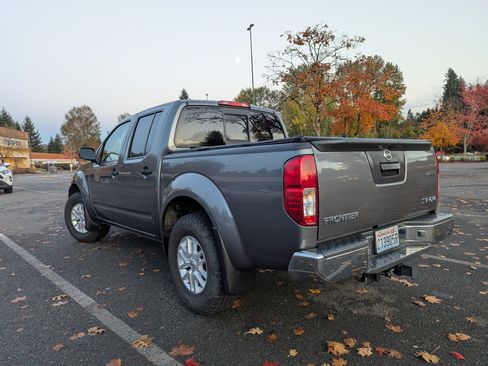 Used 2018 Nissan Frontier SV image 4