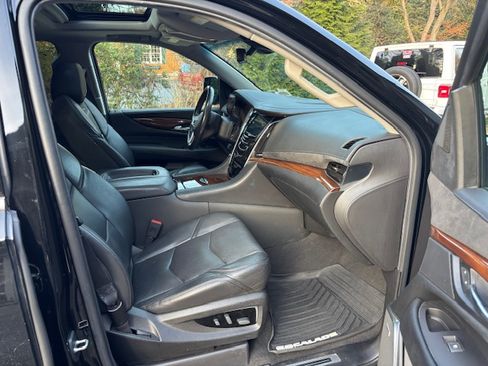 Used 2019 Cadillac Escalade Luxury image 8