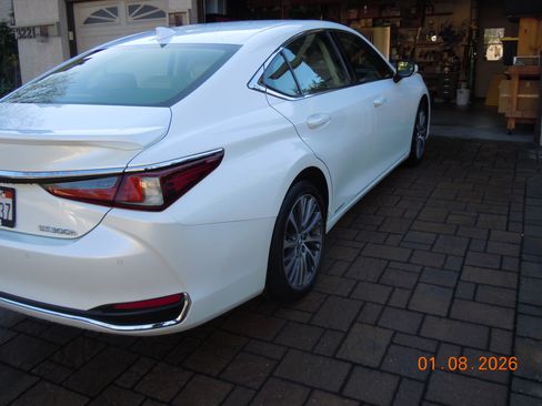 Used 2019 Lexus ES 300h Ultra Luxury image 4