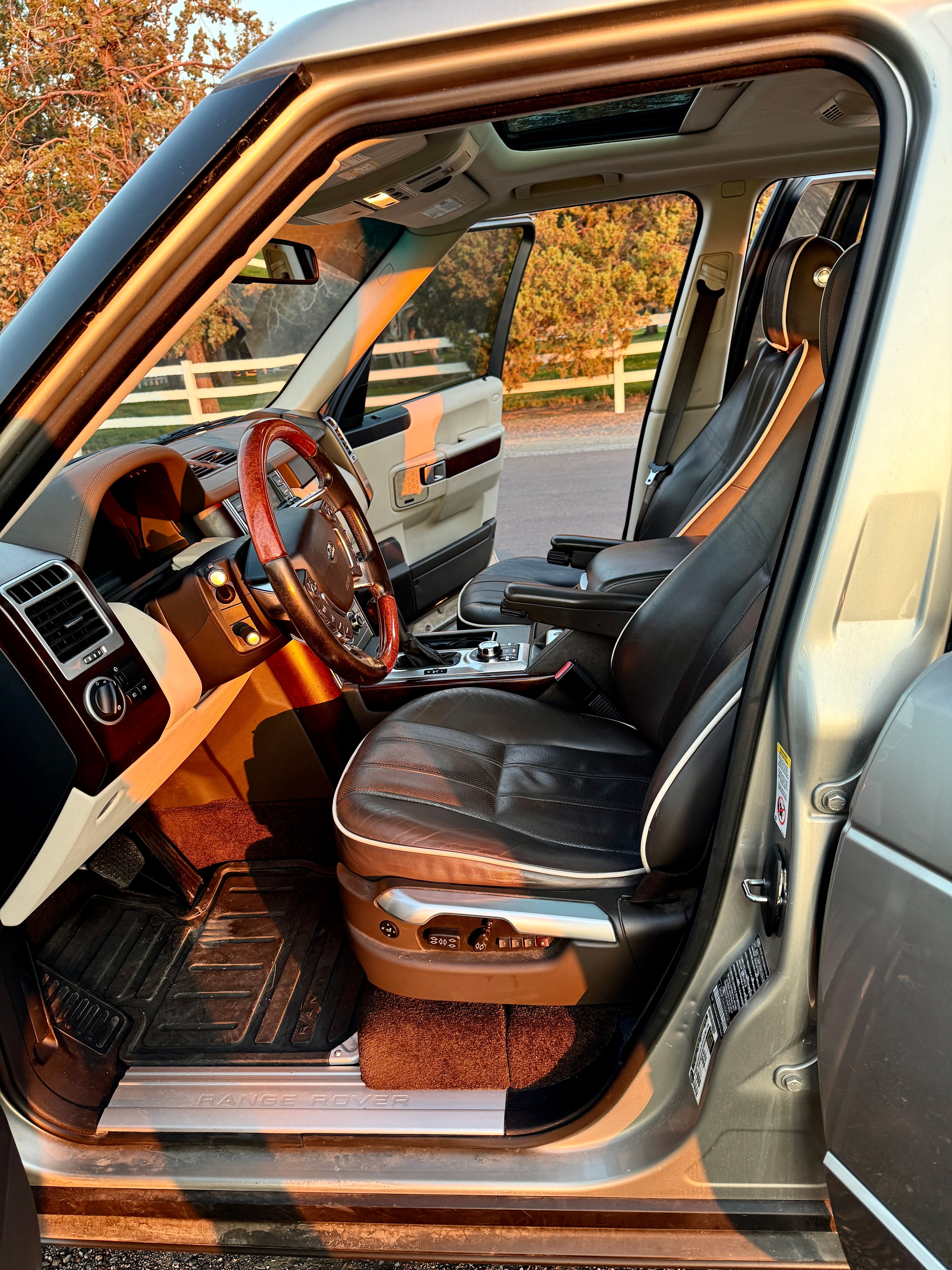 Used 2010 Land Rover Range Rover HSE LUX AWD/4WD image 4