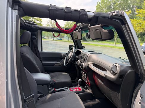 Used 2017 Jeep Wrangler Unlimited Sport w/ Quick Order Package 24S AWD/4WD image 9