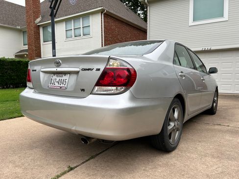 Used 2005 Toyota Camry SE FWD image 2