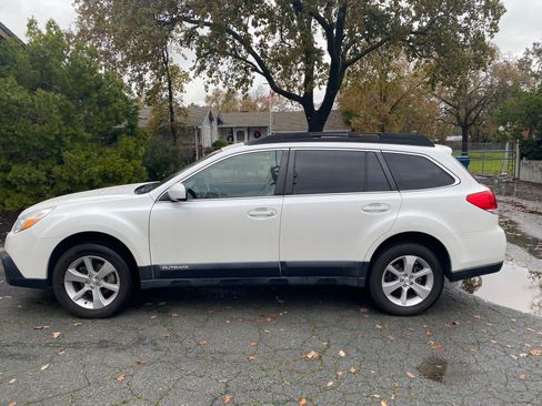 Used 2013 Subaru Outback 2.5i Limited w/ Moonroof Pkg image 1
