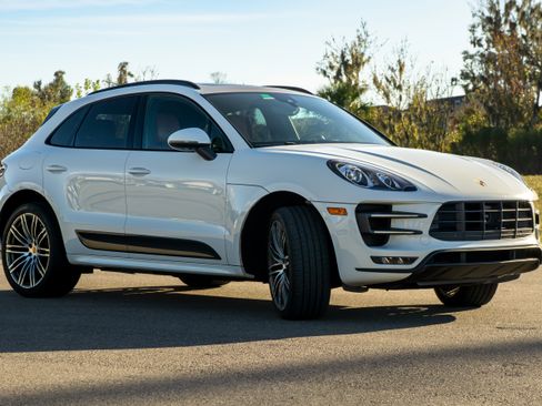 Used 2015 Porsche Macan Turbo image 2