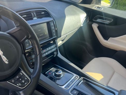 Used 2018 Jaguar F-PACE Premium image 8