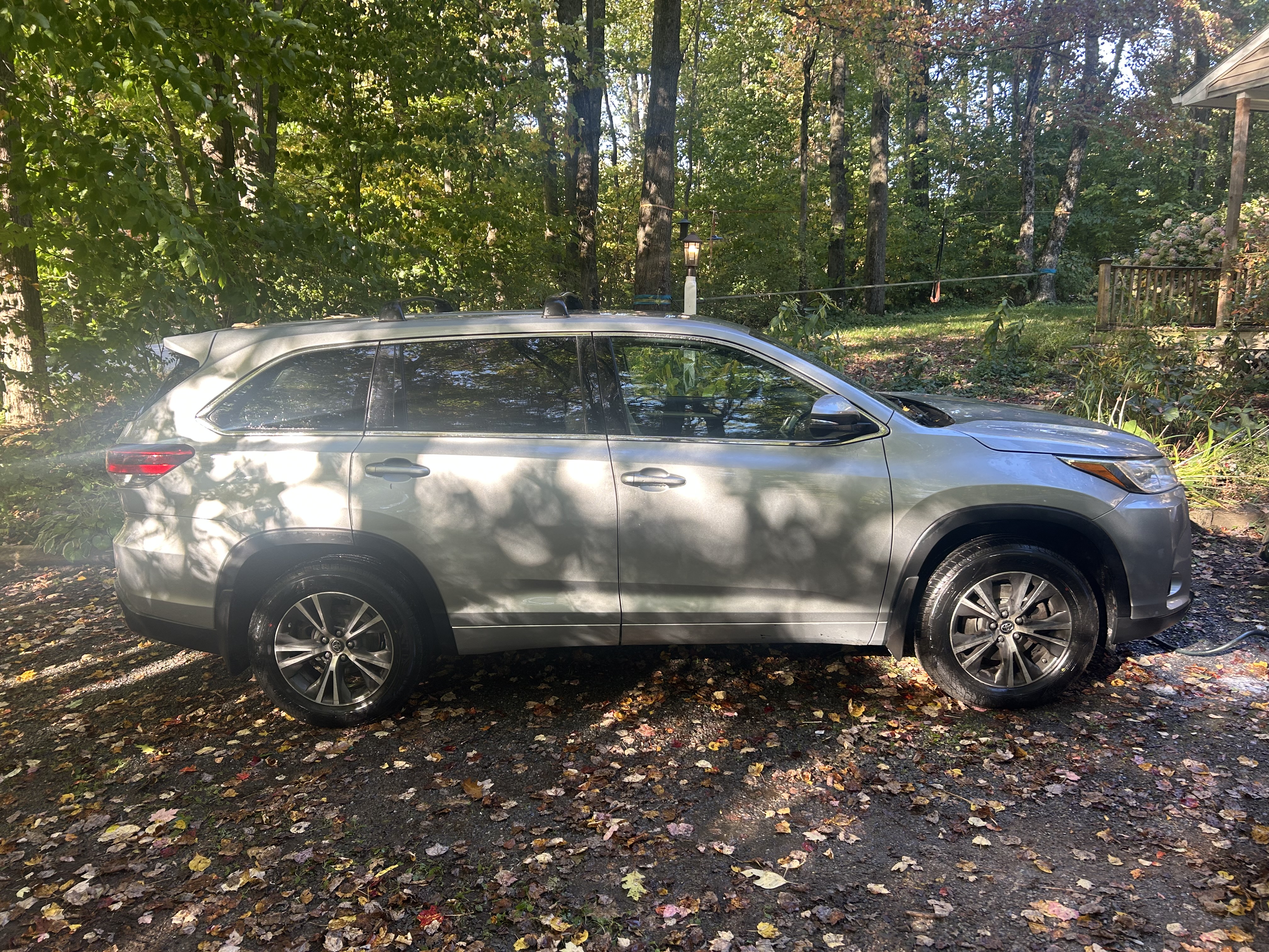 Used 2017 Toyota Highlander LE AWD/4WD image 1