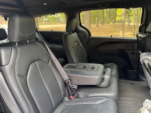 Used 2020 Chrysler Pacifica Touring-L Plus image 15