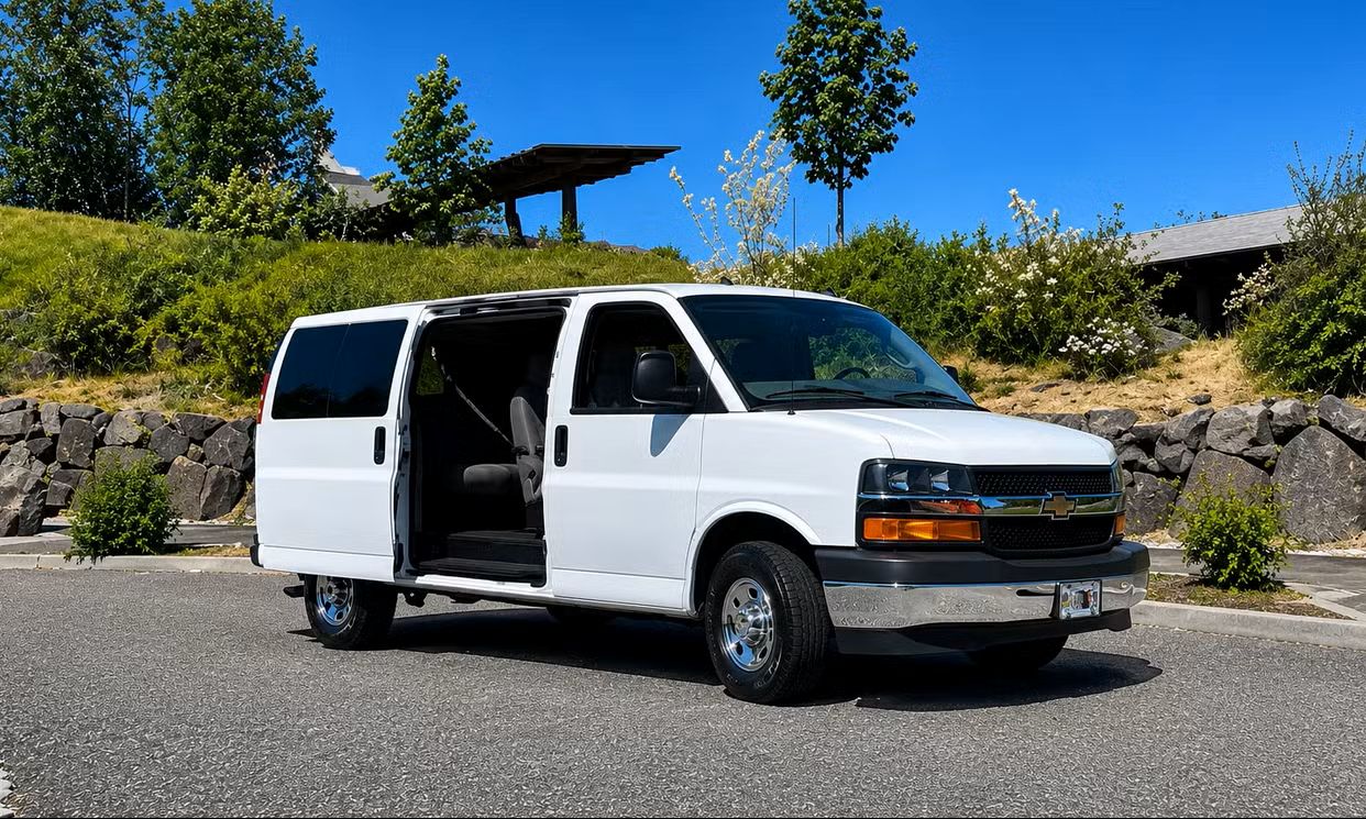 Used 2017 Chevrolet Express 3500 LT w/ LT Preferred Equipment Group RWD image 5