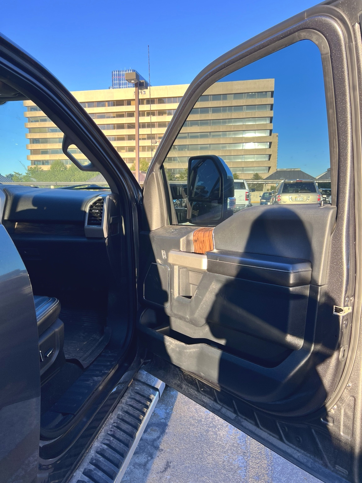 Used 2018 Ford F150 Lariat w/ Equipment Group 502A Luxury AWD/4WD image 9