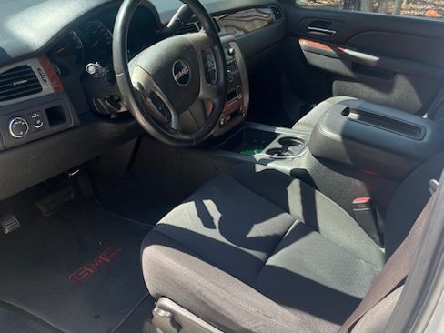 Used 2011 GMC Yukon XL SLE image 2