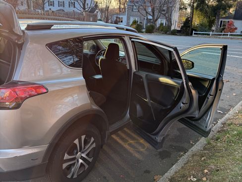 Used 2017 Toyota RAV4 LE image 4