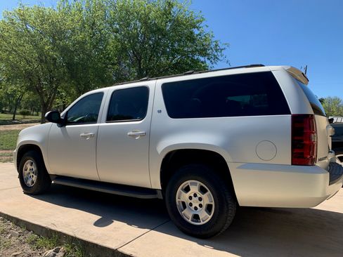Used 2007 Chevrolet Suburban LT w/ LT Preferred Equipment Group image 2
