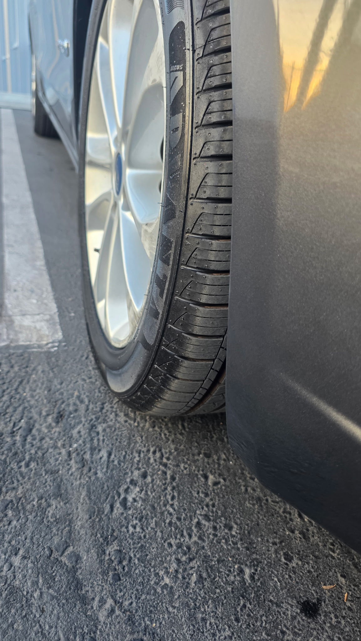 Used 2019 Ford Fusion SE FWD image 2