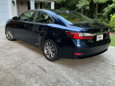 Used 2018 Lexus ES 300h FWD image 2
