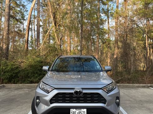 Used 2020 Toyota RAV4 XLE image 4