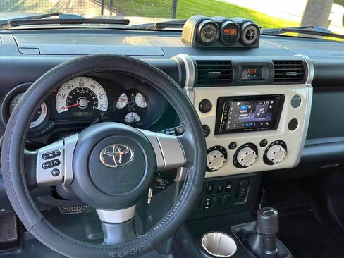 Used 2010 Toyota FJ Cruiser 4WD image 10