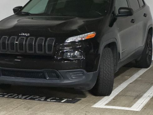 Used 2017 Jeep Cherokee Sport FWD image 6