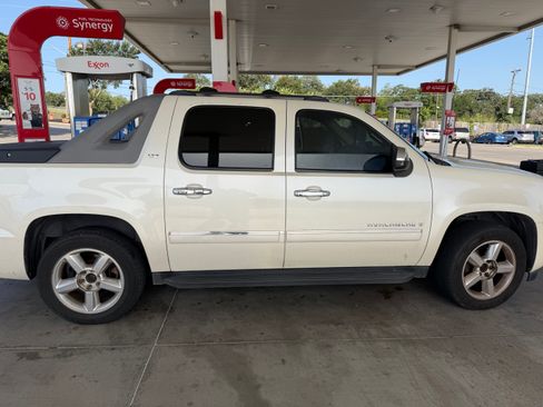 Used 2009 Chevrolet Avalanche LTZ AWD/4WD image 1