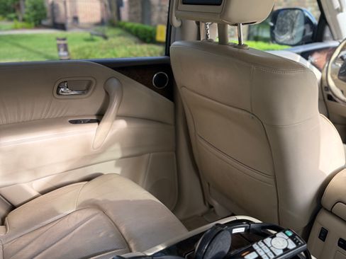 Used 2014 INFINITI QX80 2WD w/ Deluxe Touring Package image 2