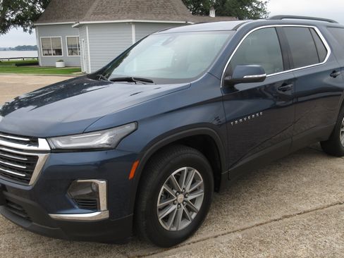 Used 2023 Chevrolet Traverse LT w/ LPO, Floor Liner Package FWD image 1