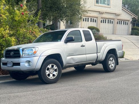 Used 2007 Toyota Tacoma PreRunner image 1