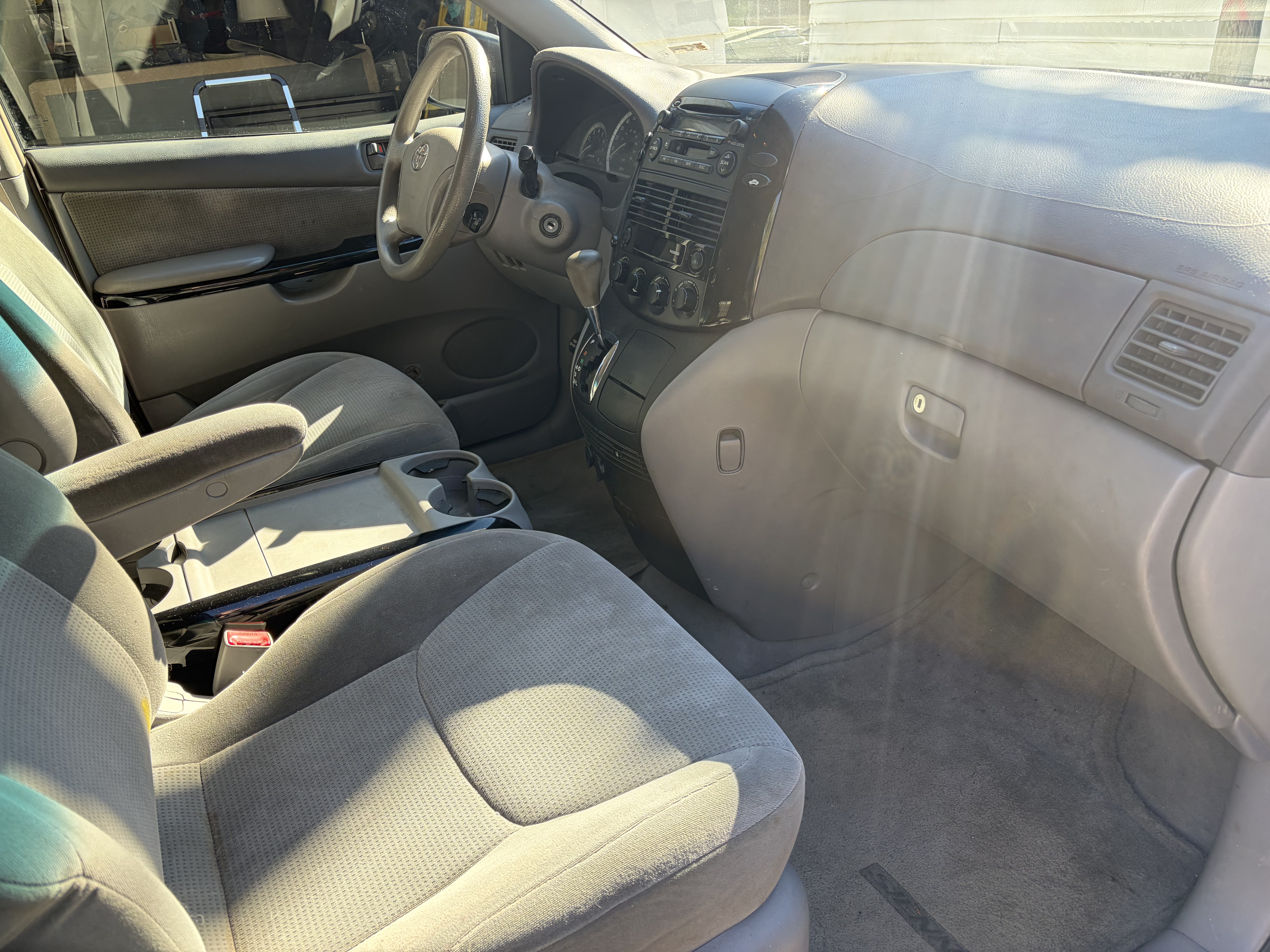 Used 2004 Toyota Sienna LE FWD image 2