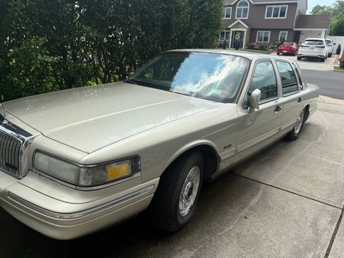 Used 1997 Lincoln Town Car Executive image 4