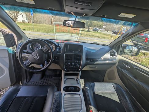 Used 2017 Dodge Grand Caravan SXT image 2