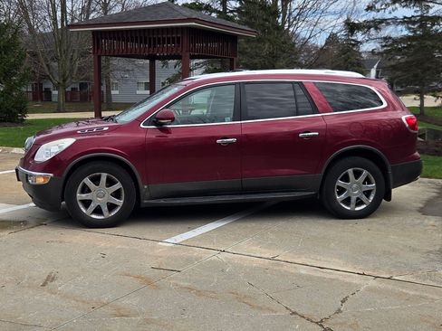 Used 2010 Buick Enclave CXL image 2