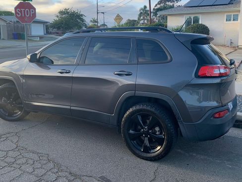Used 2018 Jeep Cherokee Latitude w/ Altitude Package FWD image 11