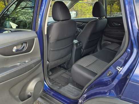 Used 2017 Nissan Rogue SV w/ SV Premium Package image 6