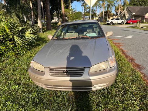 Used 1999 Toyota Camry LE FWD image 1