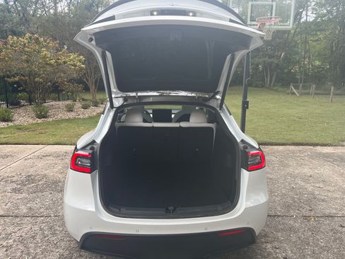 Used 2022 Tesla Model Y Performance image 5