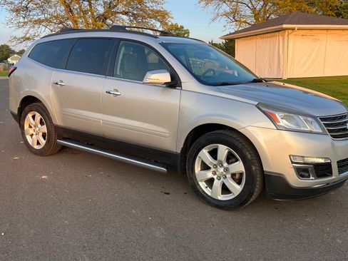 Used 2016 Chevrolet Traverse LT w/ Style and Technology Package image 2