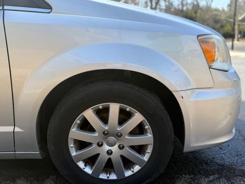 Used 2011 Chrysler Town & Country Touring-L w/ Entertainment Group #2 FWD image 11