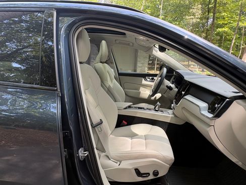 Used 2025 Volvo XC60 B5 Plus w/ Protection Package Premier AWD/4WD image 11