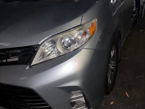 Used 2020 Toyota Sienna XLE Premium w/ Carpet Mat Package image 29