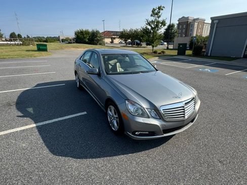 Used 2010 Mercedes-Benz E 550 Sedan image 11