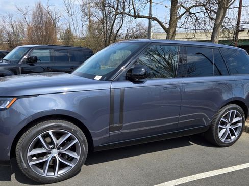 Used 2025 Land Rover Range Rover SE image 1