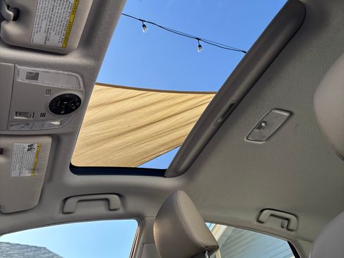Used 2011 Toyota Prius Four w/ Solar Roof Pkg FWD image 6