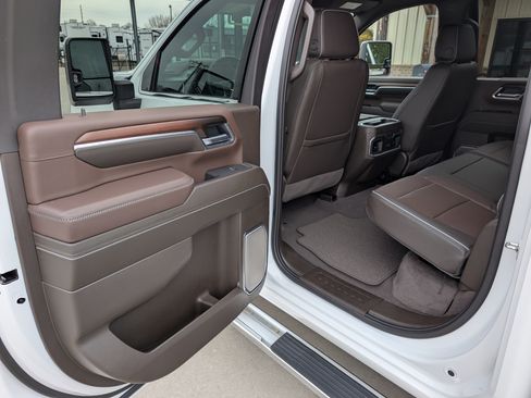 Used 2025 GMC Sierra 2500 Denali image 12