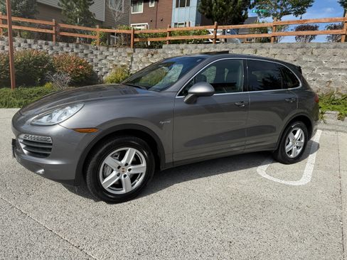 Used 2012 Porsche Cayenne S image 2