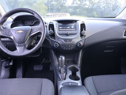 Used 2017 Chevrolet Cruze LT FWD image 11