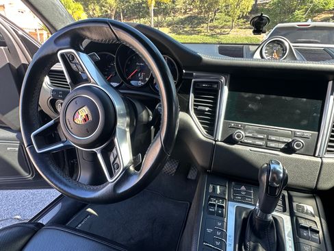 Used 2017 Porsche Macan Turbo AWD/4WD image 9