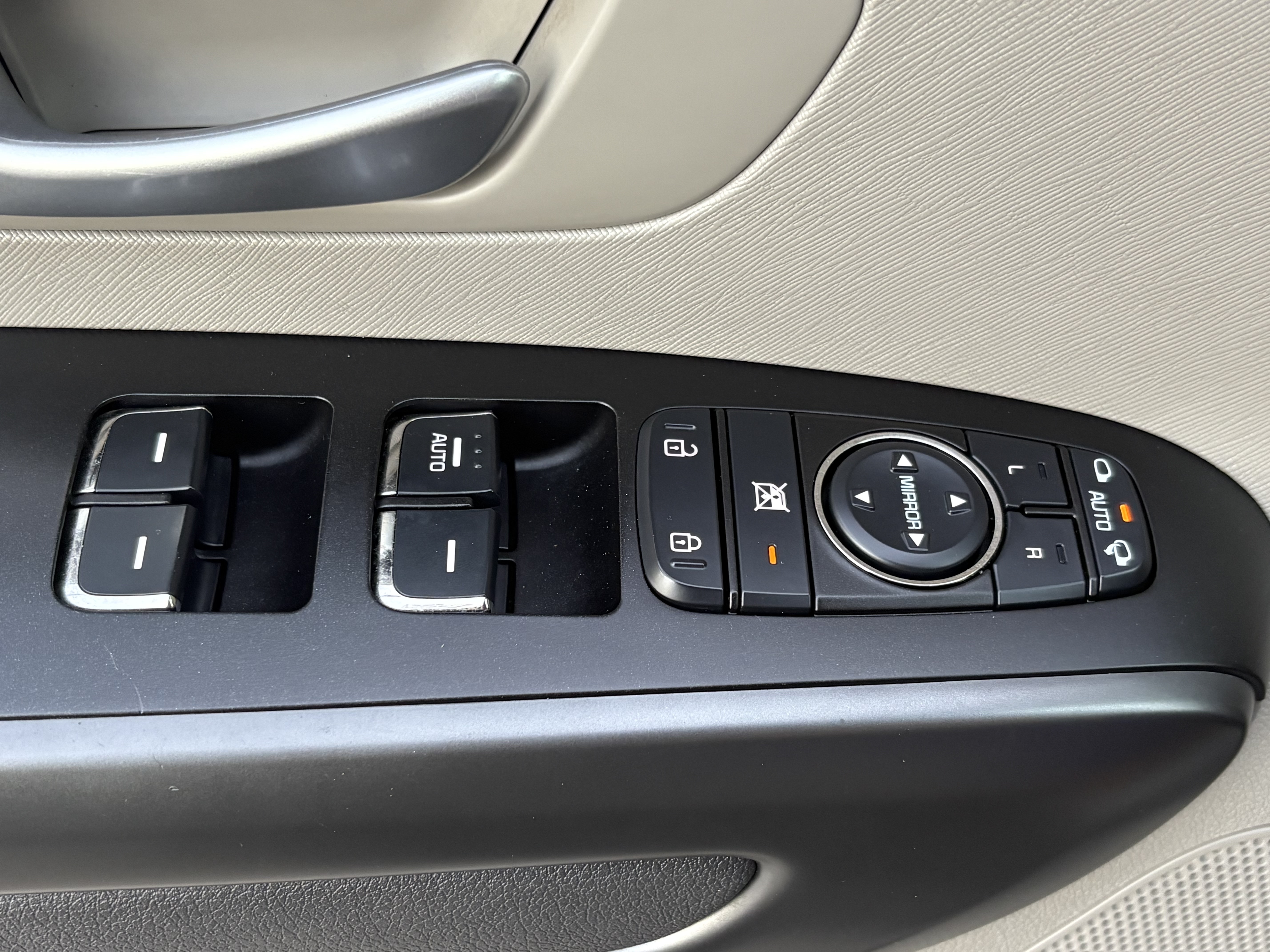 Used 2016 Kia Sedona LX w/ Option Group 020 FWD image 20