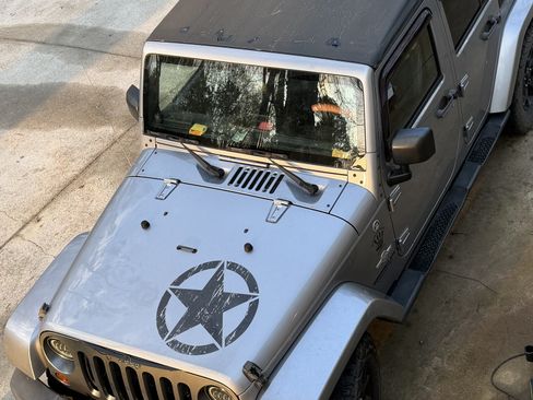 Used 2013 Jeep Wrangler Unlimited Sport image 2