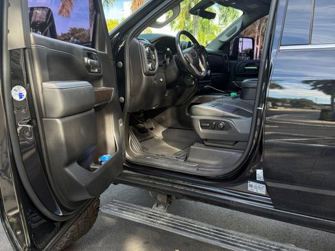 Used 2021 GMC Sierra 2500 Denali w/ Denali Black Diamond Edition image 8