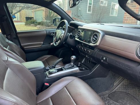 Used 2016 Toyota Tacoma Limited w/ Exterior Package image 9