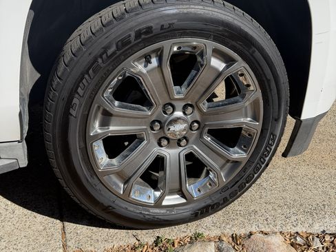 Used 2016 Chevrolet Suburban LT RWD image 6